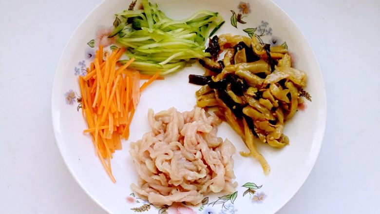 榨菜肉丝胡萝卜面,<a style='color:red;display:inline-block;' href='/shicai/ 11224'>猪里脊</a>、胡萝卜、黄瓜切丝,准备好袋装的木耳榨菜。