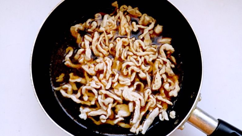 榨菜肉丝胡萝卜面,加入适量开水,稍微煮一下。