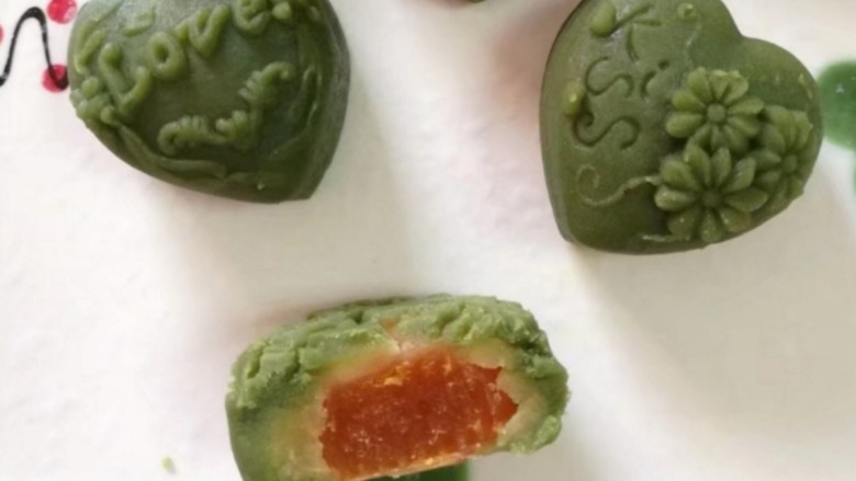 抹茶桃山皮蛋黄月饼,按压成型的月饼 放入烤箱130度烤10分钟
视自家烤箱而定