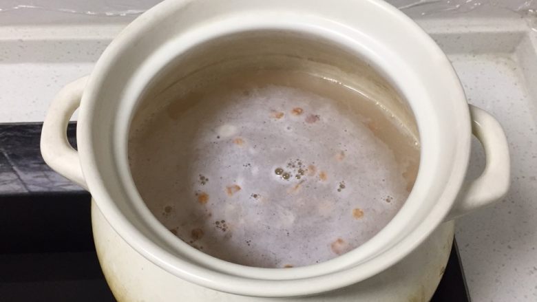 花生蔬菜白米粥,砂锅加适量凉水,近烧开放入白米、花生,中小火熬至粘稠后调小火备用