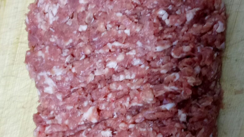 羊肉白萝卜饺子,<a style='color:red;display:inline-block;' href='/shicai/ 329'>羊肉</a>洗净切块,再用刀剁碎,个人觉得绞肉机搅得太细,口感不好,洗绞肉机的功夫,也就用刀剁好了。