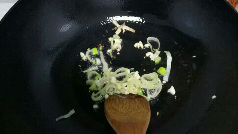 羊肉白萝卜饺子,锅中放入适量油,小火炒香一半的葱。