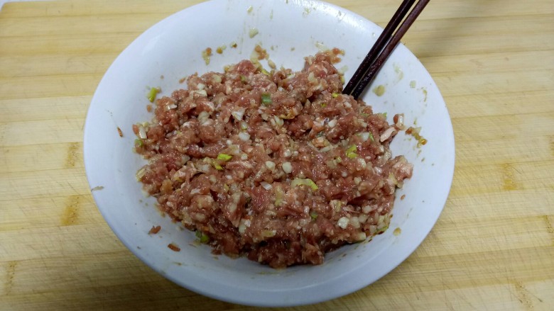 羊肉白萝卜饺子,将所有食材放入碗中,搅拌均匀。