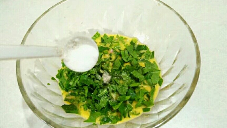 百变鸡蛋+菠菜鸡蛋饼,放少许盐
