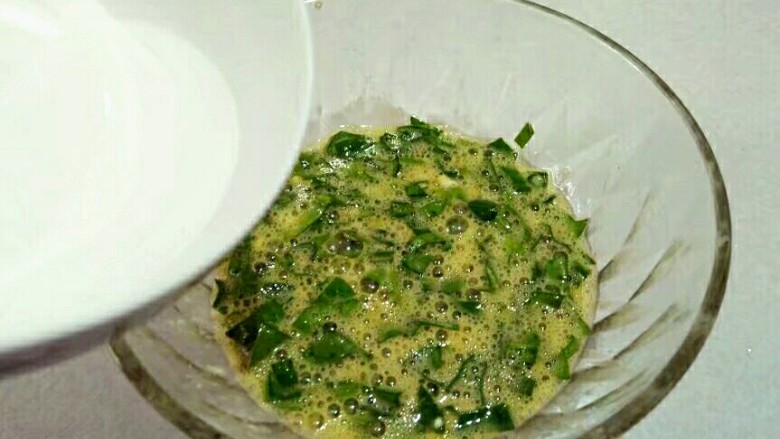 百变鸡蛋+菠菜鸡蛋饼,搅拌均匀后,加少许清水。