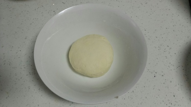 羊肉白萝卜饺子,取适量<a style='color:red;display:inline-block;' href='/shicai/ 519'>面粉</a>加入适量水,活成软硬适中的面团,面团饧20分钟。