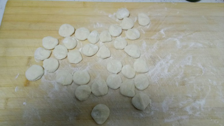 羊肉白萝卜饺子,将面团搓成长条,切成等份的小剂。