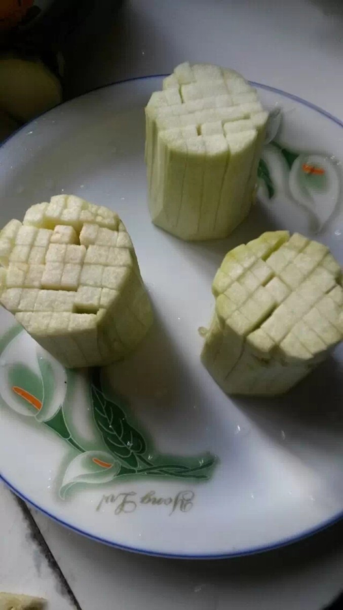 菊花小茄子,茄子洗净,切段 再竖起来横竖切 两侧用筷子夹住 防止切断 再放另一侧 再切 可以再切细些