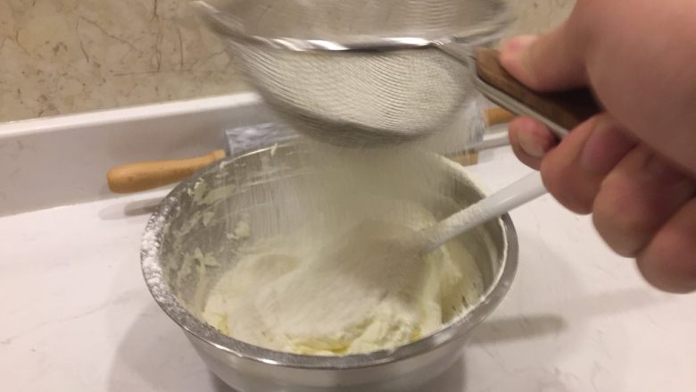 小熊珍妮曲奇
云顶曲奇,筛入高低粉,先进行切拌再压拌,拌至完全混合。(这边的搅拌建议使用硬一点的刮刀)