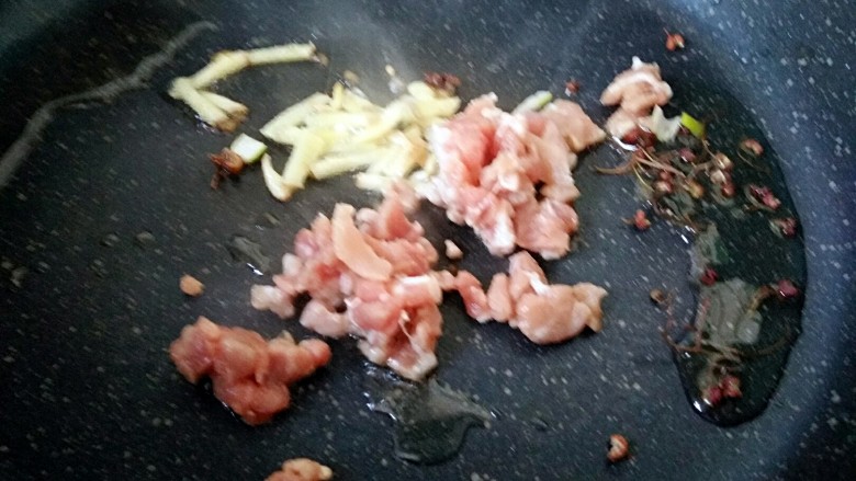 家常味~辣烧豆腐,锅烧热,放油后接着放花椒,姜丝,和肉末