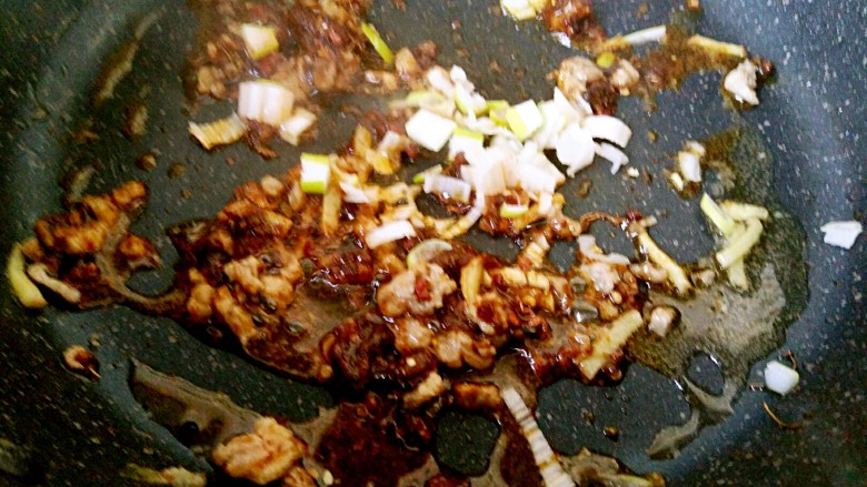 家常味~辣烧豆腐,炒香,出红油,加入葱花