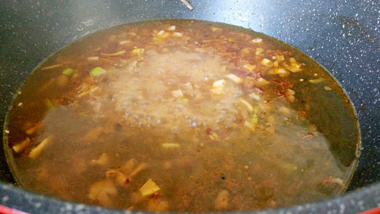 家常味~辣烧豆腐,加入适量开水,烧开
