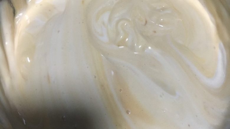 焦糖戚风蛋糕,翻拌均匀,不可划圈搅拌