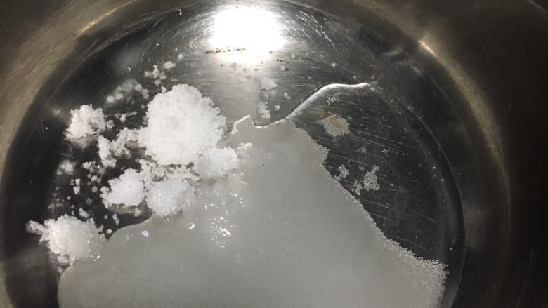 焦糖戚风蛋糕,先熬焦糖液:40克糖加15克清水