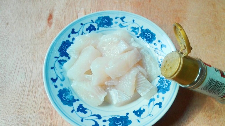 天冷喝汤好~黑耳子番茄巴沙鱼汤,倒掉腌制鱼渗出的水,撒少许<a style='color:red;display:inline-block;' href='/shicai/ 134340'>黑胡椒粉</a>