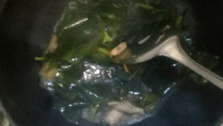 五花肉炖海带,放入海带,海带如果有水就不要加水,如没有加少许,放少量盐,耗油,开锅两三分钟就好了(我买的是新鲜的小海带,又是烫了水的,比较好熟)