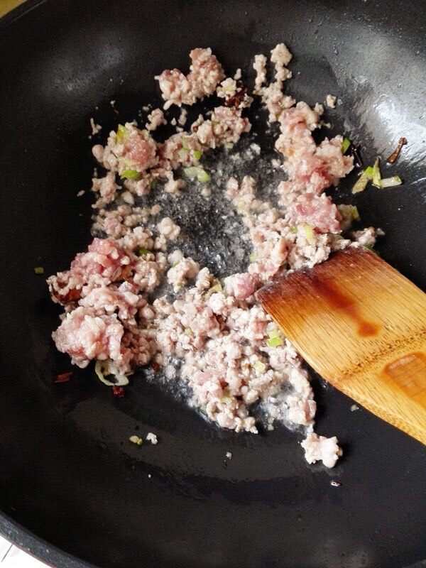 雪里红炒肉末,放入肉末,煸炒,