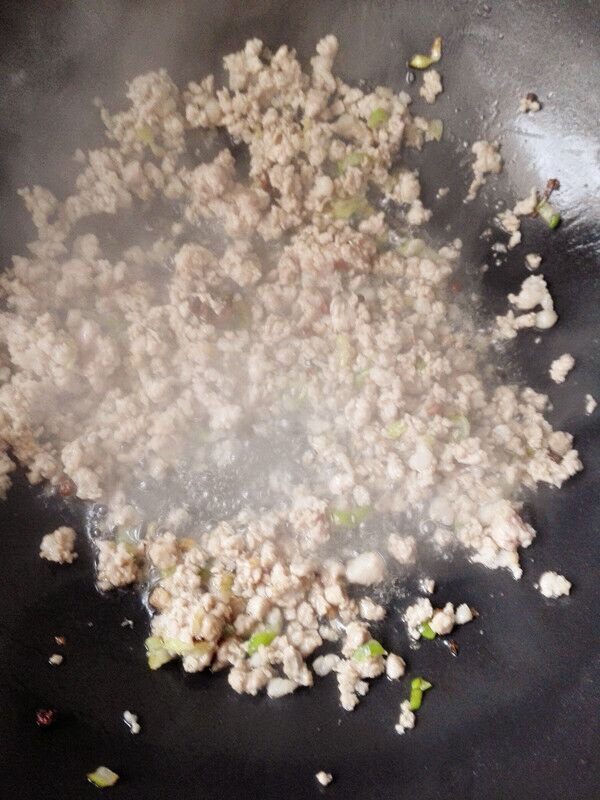 雪里红炒肉末,炒至变色后,准备放入雪里红,