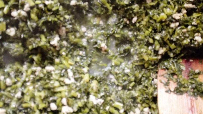 雪里红炒肉末,翻炒几分钟,加适量的清水,差不多一碗左右,盖上盖子,