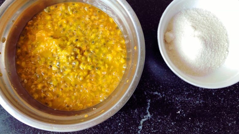 百香果酱-美味封瓶,称取300g果肉,100g糖,如果不喜欢太酸,再加50g糖