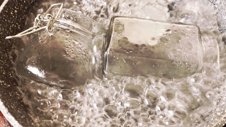 百香果酱-美味封瓶,腌制好后,装果酱的瓶子煮一下高温消毒。