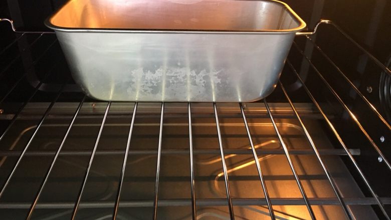 巧克力蛋糕,烤箱预热
上火180度,下火200度,烤制25-30分钟