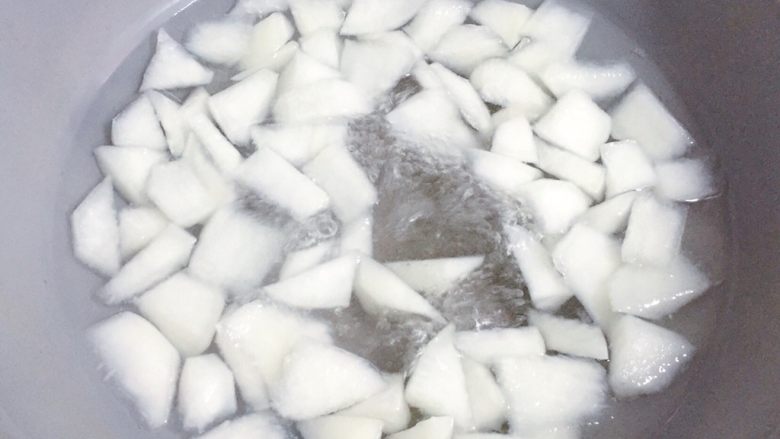 萝卜肉丸汤,待萝卜烧至八成熟时,转最小火。