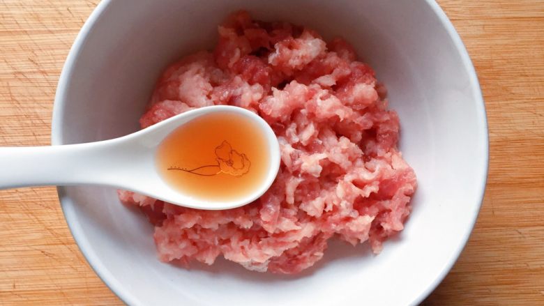 萝卜肉丸汤,开始制作肉丸:在猪肉末里加入一汤勺<a style='color:red;display:inline-block;' href='/shicai/ 718'>料酒</a>