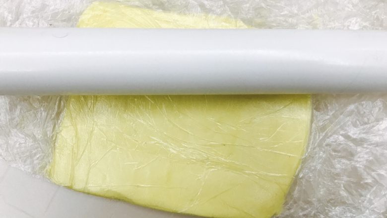 网红脏脏包,用保鲜袋包着,擀压均匀