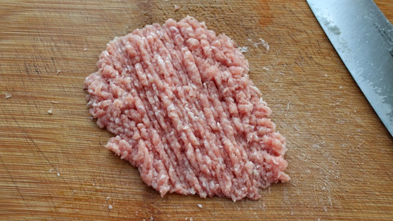 家常麻辣豆腐,猪肉剁成肉糜(可以用牛肉)