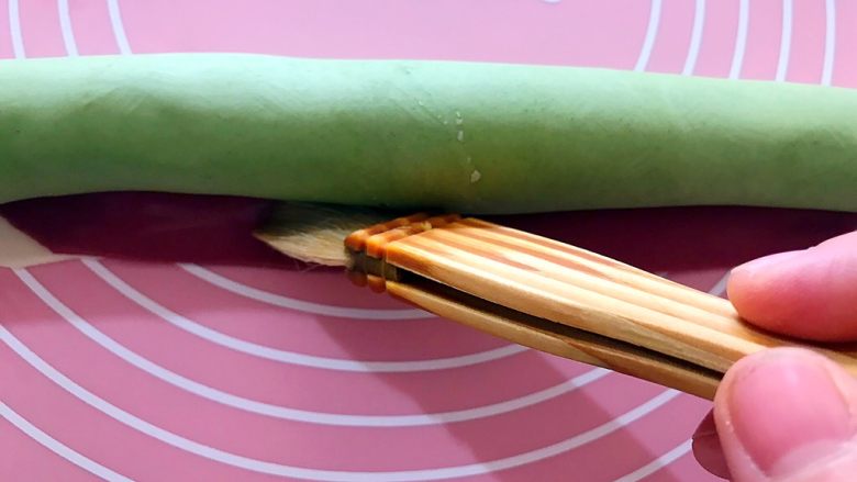 吃掉一朵花~柳绿桃红三色花样馒头,在接口处刷一点饮用水,容易粘合