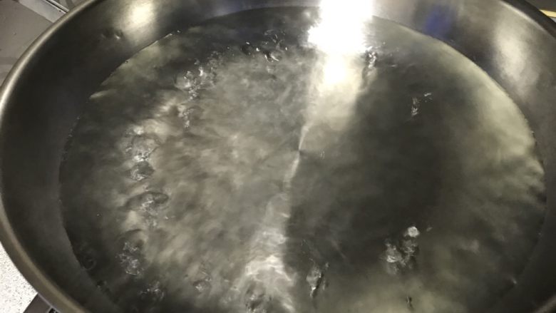 牛肉炸酱碱水面,大锅烧开水,煮面水一定要宽裕。