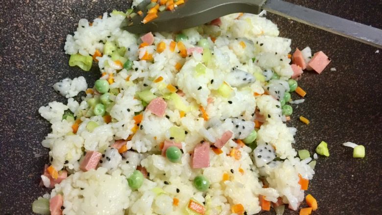 百变鸡蛋+小花茄汁蛋包饭,胡萝卜和豌豆炒熟后,下米饭翻炒。