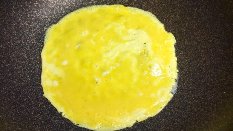 百变鸡蛋+小花茄汁蛋包饭,把蛋黄打散,加一点清水和淀粉,不粘锅烧热,放油,先把蛋黄煎成蛋皮。保持小火,不要煎焦了。