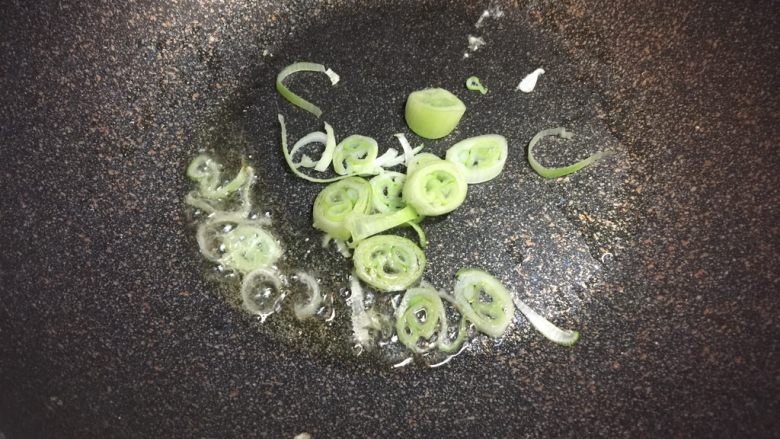 百变鸡蛋+小花茄汁蛋包饭, 锅里放油,下大葱煸出香味。