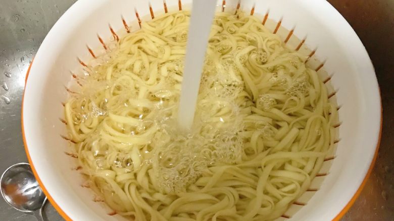 牛肉炸酱碱水面,捞出,过冷水。