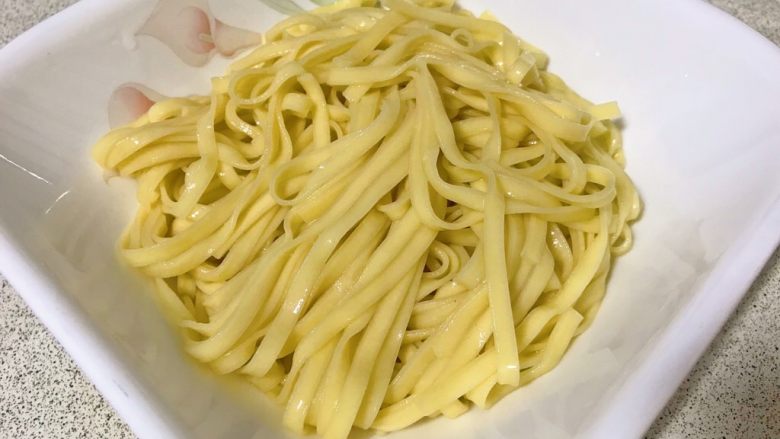 牛肉炸酱碱水面,沥干面条水分,码在碗底。
