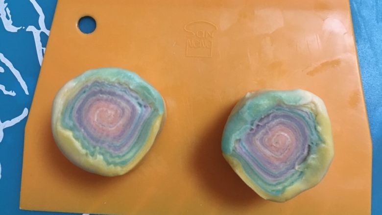 彩虹乳酪蛋黄酥,取一个面团,从中间切开