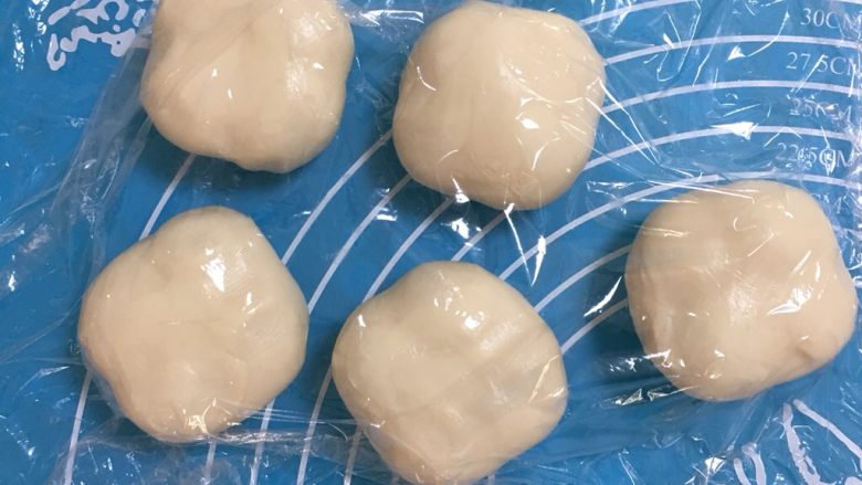 彩虹乳酪蛋黄酥,全部包好后,收口向下,静置15分钟