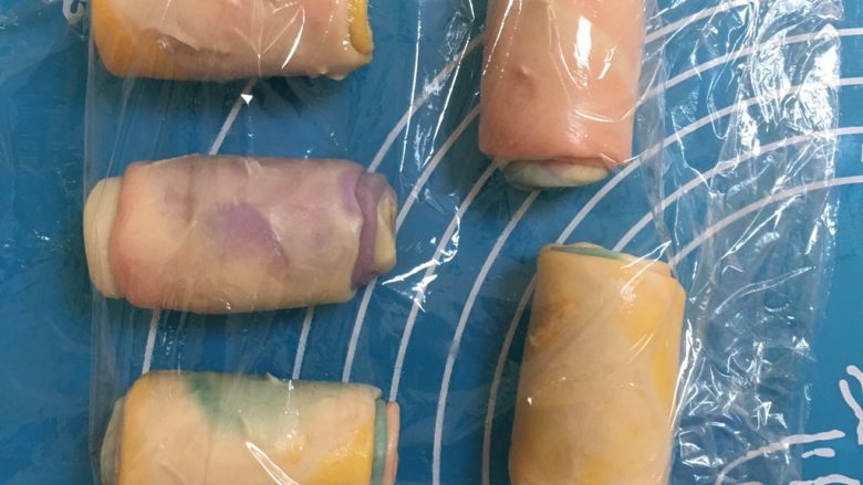 彩虹乳酪蛋黄酥,依次擀完五个面团,继续静置15分钟