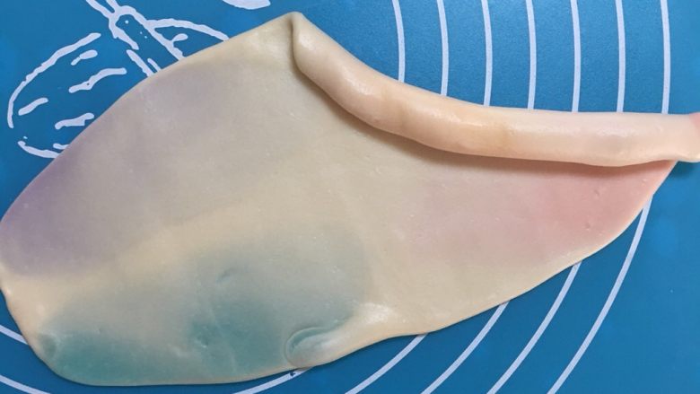 彩虹乳酪蛋黄酥,斜着卷起,这样可以避免出现白头