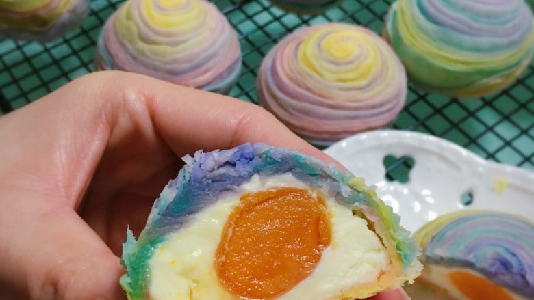 彩虹乳酪蛋黄酥,满满的乳酪,油油的蛋黄