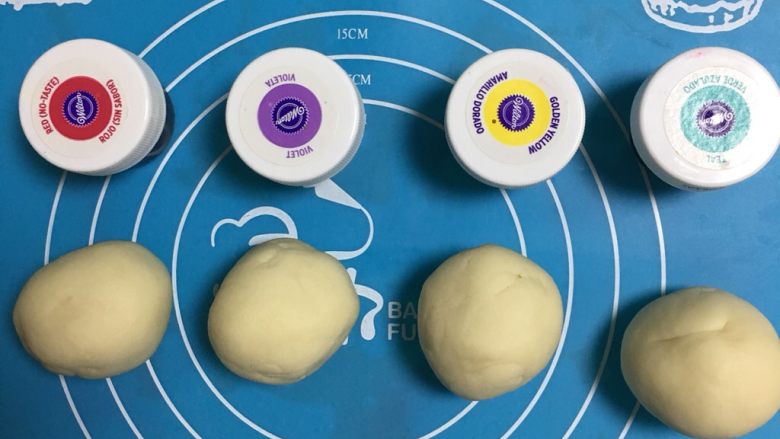 彩虹乳酪蛋黄酥,把油酥平均分成四分,调色