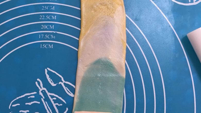 彩虹乳酪蛋黄酥,喜欢哪边的颜色,就从哪边卷起