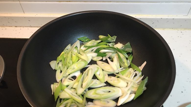 葱爆羊肉加韩国辣酱拌饭,热锅热油,倒入葱片,爆炒