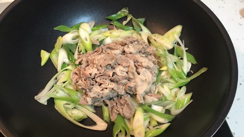 葱爆羊肉加韩国辣酱拌饭,加入备好的羊肉片,翻炒
