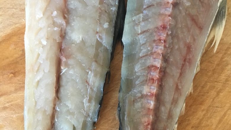 鲅鱼饺子,用刀自尾部开始片,中间鱼骨以上部分,片下。