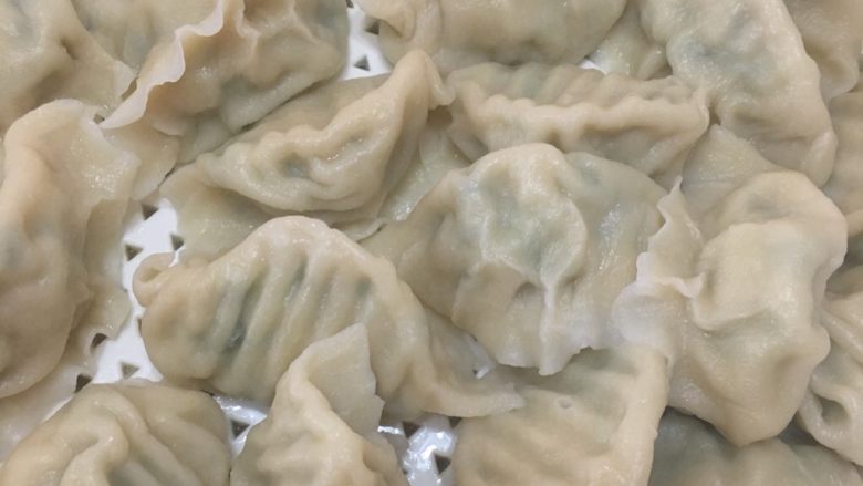 鲅鱼饺子,水开下饺子,煮熟的饺子,会浮在水面,肚子圆鼓鼓的。用漏勺将其捞出就好了