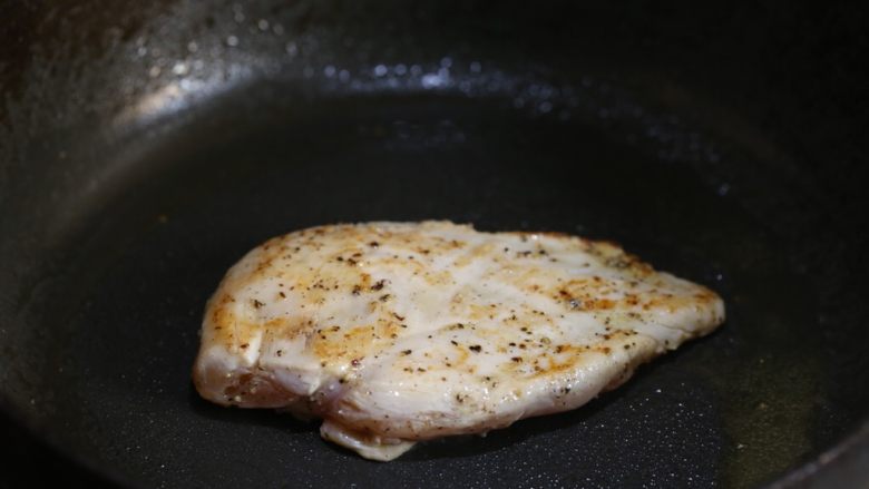 芝麻菜西柚鸡肉沙拉,锅大火烧热,加橄榄油稍热,加入鸡胸肉煎制。此时改中小火,加上锅盖,形成如烤箱般的密封氛围。鸡胸每面1一2分钟。煎完放盘子上静置5分钟,表面盖上锡纸保温。