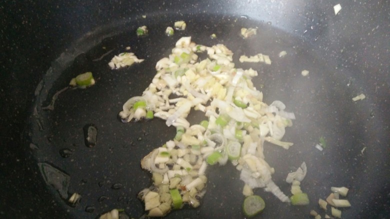 地三鲜,锅中留油,放入蒜末,葱末,姜末炒香